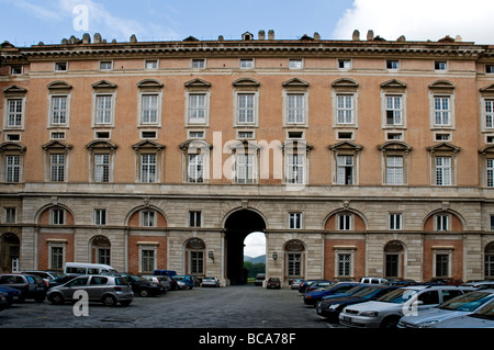 Partie de la façade du Palais Royal de Caserte, une ancienne résidence royale à Caserta, construits pour le Bourbon kings Banque D'Images