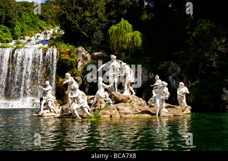 Diane et ses nymphes dans les jardins du Palais Royal de Caserte, une ancienne résidence royale de Caserte pour les Rois Bourbon Banque D'Images