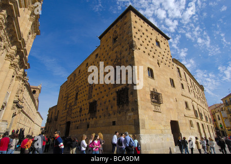 La Clerecía 18ht siècle Monastère Jésuite baroque et la Casa de las Conchas à droite Salamanca Castilla Leon Espagne Banque D'Images