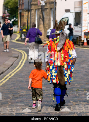 Un danseur de Morris et sa fille marchant dans la rue à la Leigh Folk Festival dans l'Essex.  = Banque D'Images