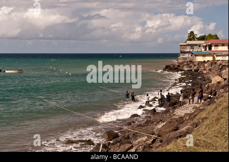 Les sections locales à Gouyave transport village dans un filet de pêche sur la plage Banque D'Images