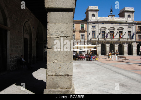 Mercado Chico square et l'Hôtel de Ville à l'arrière-plan Avila Castilla y León Espagne Banque D'Images