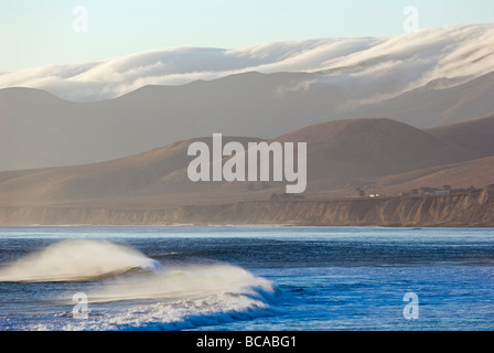 Les vents soufflant sur les vagues sur la Gaviota côte. Banque D'Images