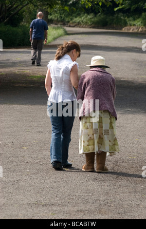 Femme marche avec une très vieille dame dans park Banque D'Images