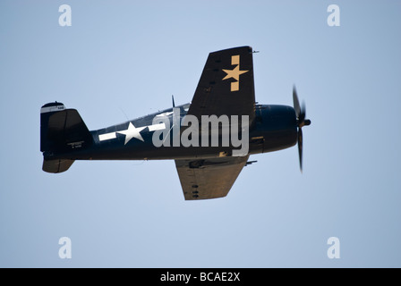 Un Grumman F6F Hellcat vole à un spectacle aérien. Banque D'Images
