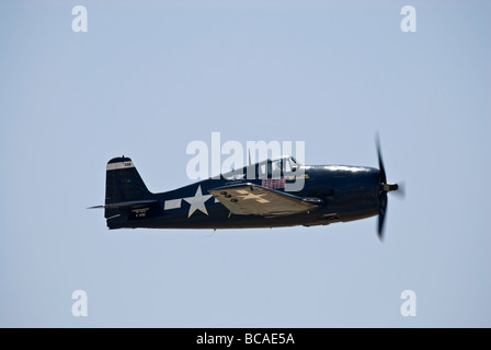 Un Grumman F6F Hellcat vole à un spectacle aérien. Banque D'Images
