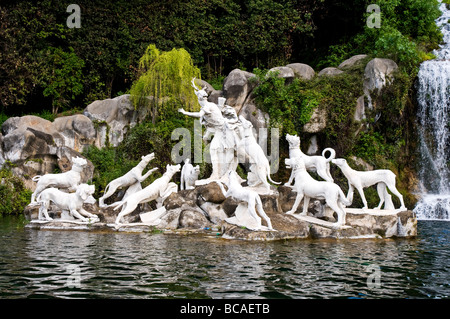 Actéon déchiré par ses chiens de chasse dans les jardins du Palais Royal de Caserte, une ancienne résidence royale à Caserta, Banque D'Images