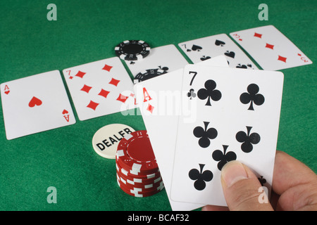 Salle comble au poker holdem. table à cartes et puces montrant Banque D'Images