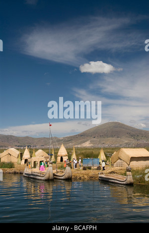 Pérou Le lac Titicaca, les îles flottantes d'Uros personnes Banque D'Images