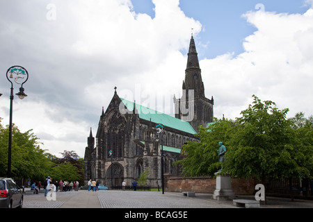 Un groupe de touristes visitant la cathédrale St Mungo, Glasgow, Glasgow Cathedral aka aka le Haut Kirk de Glasgow. Banque D'Images