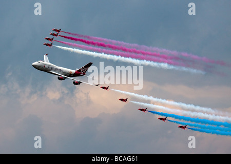 Virgin Atlantic - Boeing 747-400 et des flèches rouges aerial affichage à l'Airshow de Biggin Hill Banque D'Images