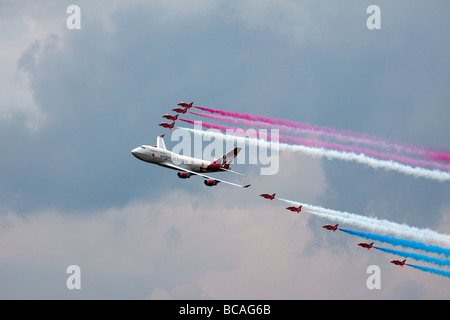 Virgin Atlantic - Boeing 747-400 et des flèches rouges aerial affichage à l'Airshow de Biggin Hill Banque D'Images