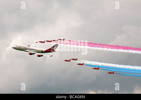 Virgin Atlantic - Boeing 747-400 et des flèches rouges aerial affichage à l'Airshow de Biggin Hill Banque D'Images