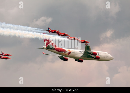 Virgin Atlantic - Boeing 747-400 et des flèches rouges aerial affichage à l'Airshow de Biggin Hill Banque D'Images