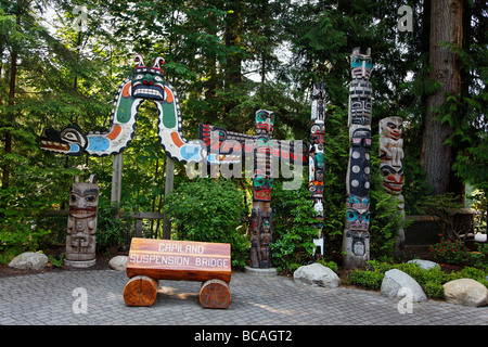 Totem à Lynn Canyon près de Pont Suspendu de Capilano Vancouver Canada Amérique du Nord Banque D'Images