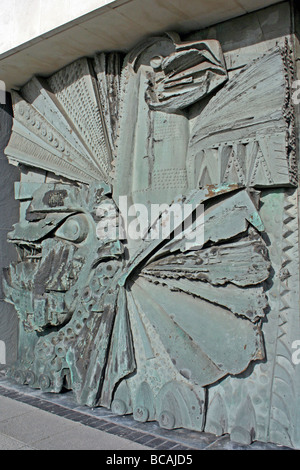 Sculpture sur les portes d'entrée à Liverpool Metropolitan Cathedral of Christ the King, Merseyside, Royaume-Uni Banque D'Images