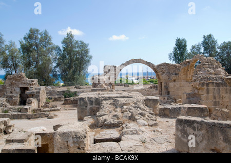 Site archéologique de Paphos Chypre la 13e siècle Saranda Kolones château le port et la baie à l'arrière-plan Banque D'Images