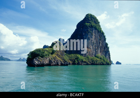 Un pur limestone island émerge d'une mer calme vert aqua. Banque D'Images