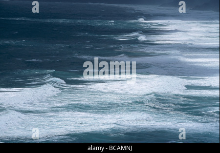 Mer Agitée et les vagues qui livre un perfide robuste de côte. Banque D'Images