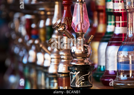 Une rangée de conduites d'eau dans une boutique de souvenirs pour touristes de El Quseir, Égypte Banque D'Images