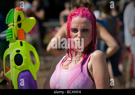 Les jeunes fêtards juifs spry sur l'eau les uns les autres au cours de l'eau annuel lutte en Rabin Square centre-ville de Tel Aviv ISRAËL Banque D'Images