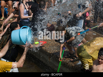 Les jeunes fêtards juifs spry sur l'eau les uns les autres au cours de l'eau annuel lutte en Rabin Square centre-ville de Tel Aviv ISRAËL Banque D'Images