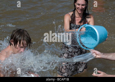 Les jeunes fêtards juifs spry sur l'eau les uns les autres au cours de l'eau annuel lutte en Rabin Square centre-ville de Tel Aviv ISRAËL Banque D'Images