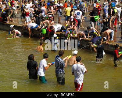 Les jeunes fêtards juifs spry sur l'eau les uns les autres au cours de l'eau annuel lutte en Rabin Square centre-ville de Tel Aviv ISRAËL Banque D'Images