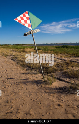 Inscrivez-vous à la navigation dans le séchage du lit de lac, lac boga, en Australie. Banque D'Images