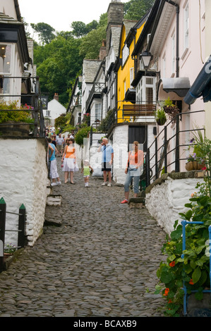 Les touristes faisant leur chemin vers le bas une rue pavée Hill en Angleterre North Devon Clovelly Banque D'Images