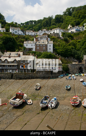 Maisons sur la colline surplombant le port à marée basse l'Angleterre North Devon Clovelly Banque D'Images