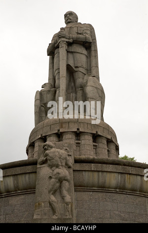 Le monument de Bismarck à Hambourg, Allemagne. Le monument en pierre se trouve à 34 m de haut et est la plus grande statue de la ville. Banque D'Images