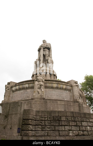 Le monument de Bismarck à Hambourg, Allemagne. Le monument en pierre se trouve à 34 m de haut et est la plus grande statue de la ville. Banque D'Images