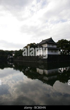 Douves autour du Palais Impérial de Tokyo Japon Banque D'Images