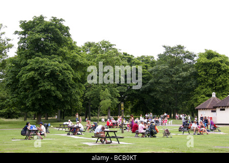 Les familles à des tables de pique-nique en Cassiobury Park Watford, Angleterre Banque D'Images