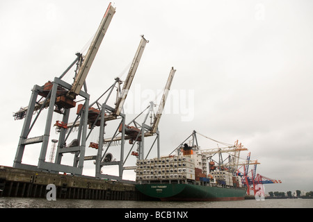 Un navire se trouve à l'un des terminaux à conteneurs dans le port de l'Hamurg. Le port à conteneurs est le deuxième plus grand d'Europe. Banque D'Images