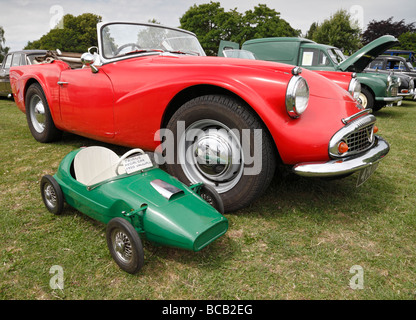 Petite voiture à côté d'une Daimler Dart voiture classique. Banque D'Images