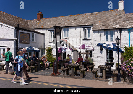 Les touristes et les visiteurs profiter de la bière jardin à l'extérieur de Ye Olde Malthouse 14e siècle Inn Tintagel Cornwall England UK United Kingdom Banque D'Images