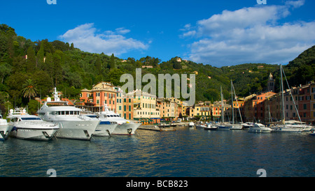 Private luxury yachts amarrés dans Portofino Italie Banque D'Images