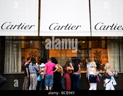 Les gens en face de shopping boutique Cartier à Paris, champs Elysées Banque D'Images