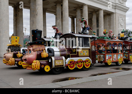 Deux enfants funny trains dans le Parc Gorky Moscou Russie Banque D'Images