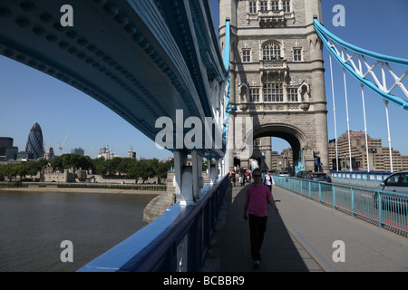 Tower bridge avec la ville de Londres et la Tour de Londres dans l'arrière-plan Banque D'Images
