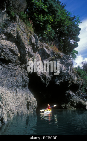 Une femme kayak dans l'anse du flétan. Banque D'Images