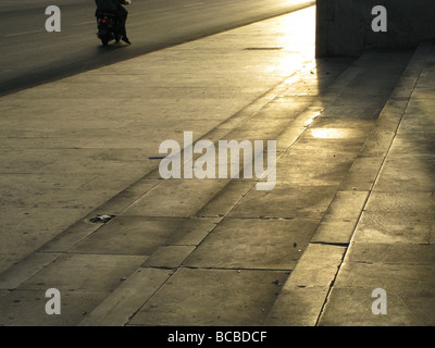 Moto Scooter dans street Road dans la ville de la ville Banque D'Images