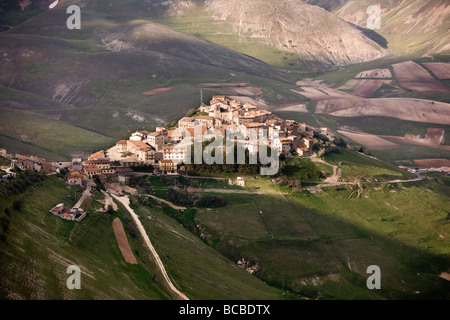 Soleil sur le village d'Ombrie de Castelluccio Banque D'Images