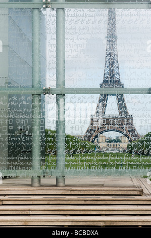 La Tour Eiffel et le mur pour la Paix Paris France Banque D'Images