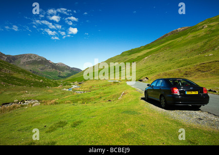 Honister Pass avec Gatesgarthdale Beck sous les rochers de Honister, Buttermere Lake District' 'le Cumbria England UK Banque D'Images