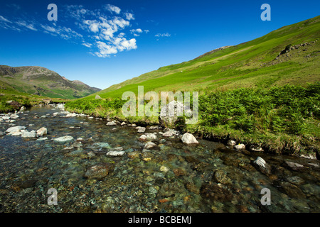 Honister Pass avec Gatesgarthdale Beck sous les rochers de Honister, Buttermere Lake District' 'le Cumbria England UK Banque D'Images