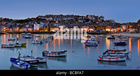 ST IVES, CORNWALL, Royaume-Uni - 09 JUIN 2009 : vue panoramique sur le port de St Ives la nuit Banque D'Images