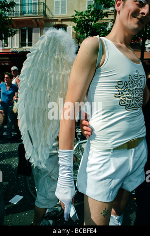 Paris France, Festivals les gens célébrant à la "Gay Pride Parade', 'Dressed travestis masculins jusqu' comme l'Ange avec des plumes Banque D'Images